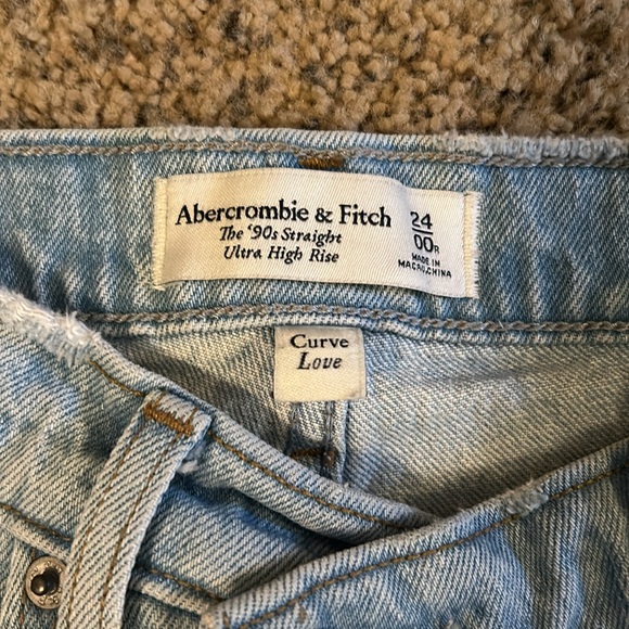 Abercrombie and Fitch, the 90s Street ultra high-rise - Picture 3 of 13